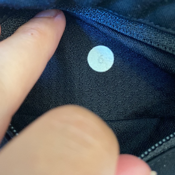 Lululemon black crops size 6 - Picture 6 of 6